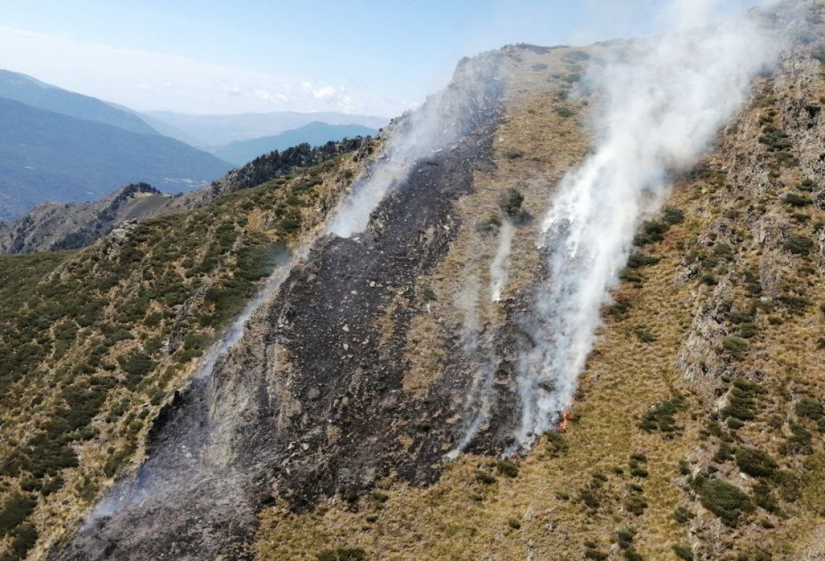 El foc afecta la muntanya de Norís