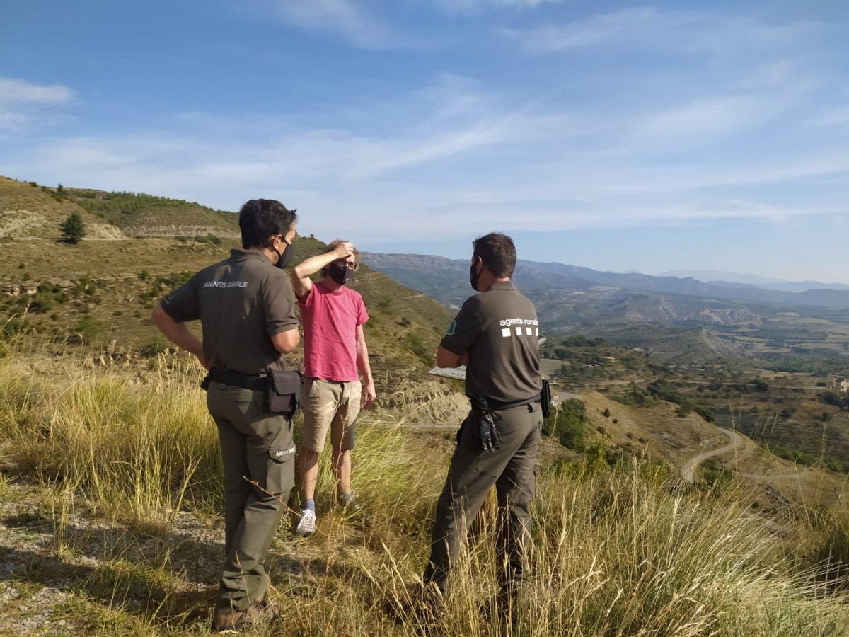 Dos agents rurals durant una visita al Geoparc