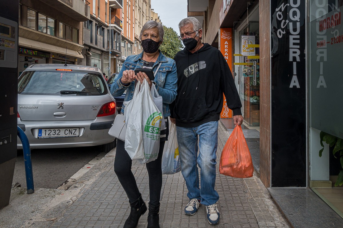Dos persones amb mascareta en una població catalana