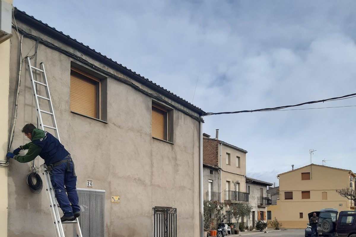 Un operari de Wicat instal·lant el cablejat a Puigcercós