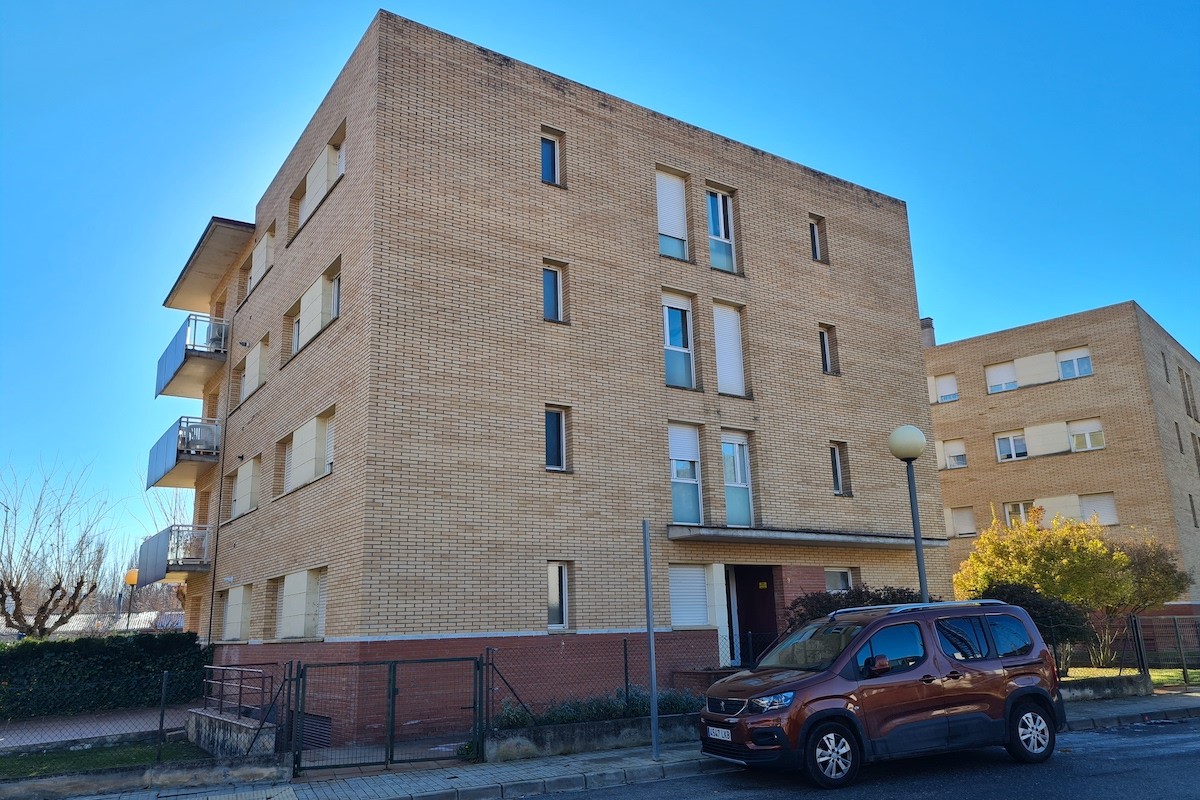 Imatge de l'edifici on estan ubicats els dos pisos d'Alba Jussà