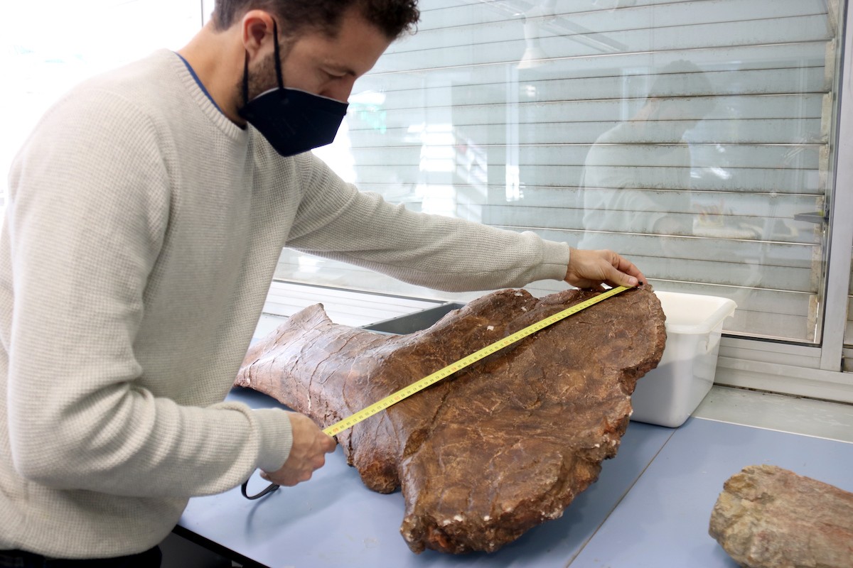 El director de l’excavació mesura un dels fragments trobat a Orcau