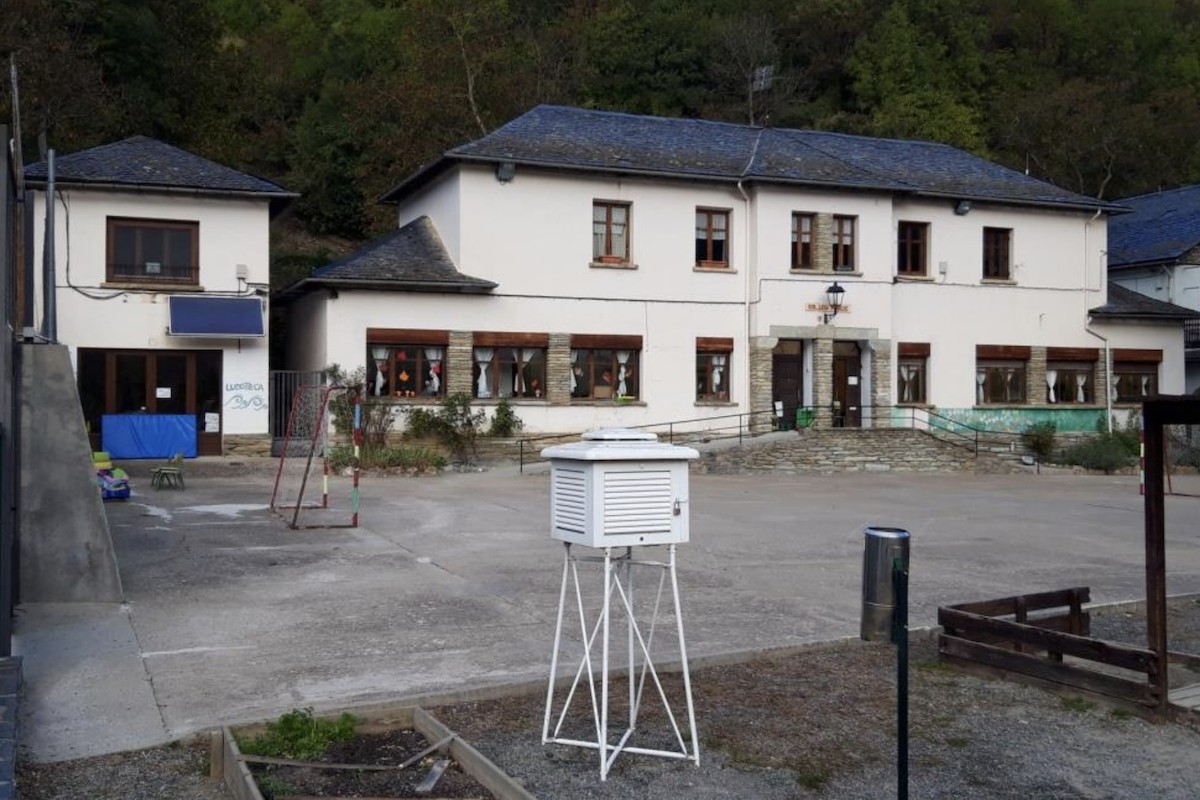 Imatge de l'estat actual de l'escola pública del poble