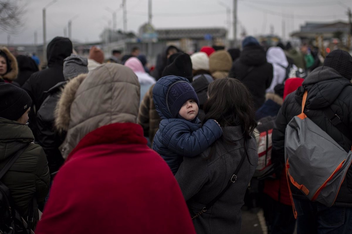 Refugiats fugen de Mariúpol