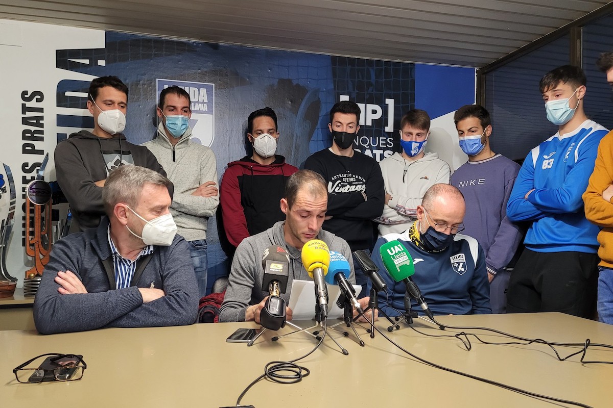 El capità Andreu Tomàs, acompanyat dels seus companys, durant la roda de premsa on va anunciar el seu comiat
