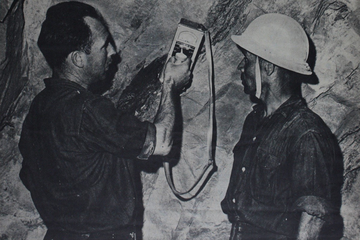 Un treballador mesurant el nivell de radiació dins la mina de Castell-estaó