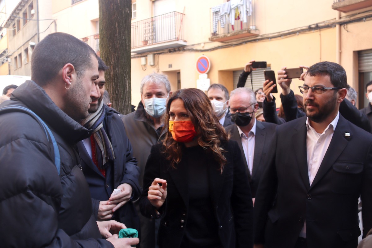 Laura Vilagrà conversant amb el portaveu de la plataforma Stop JJOO, Bernat Lavaquiol