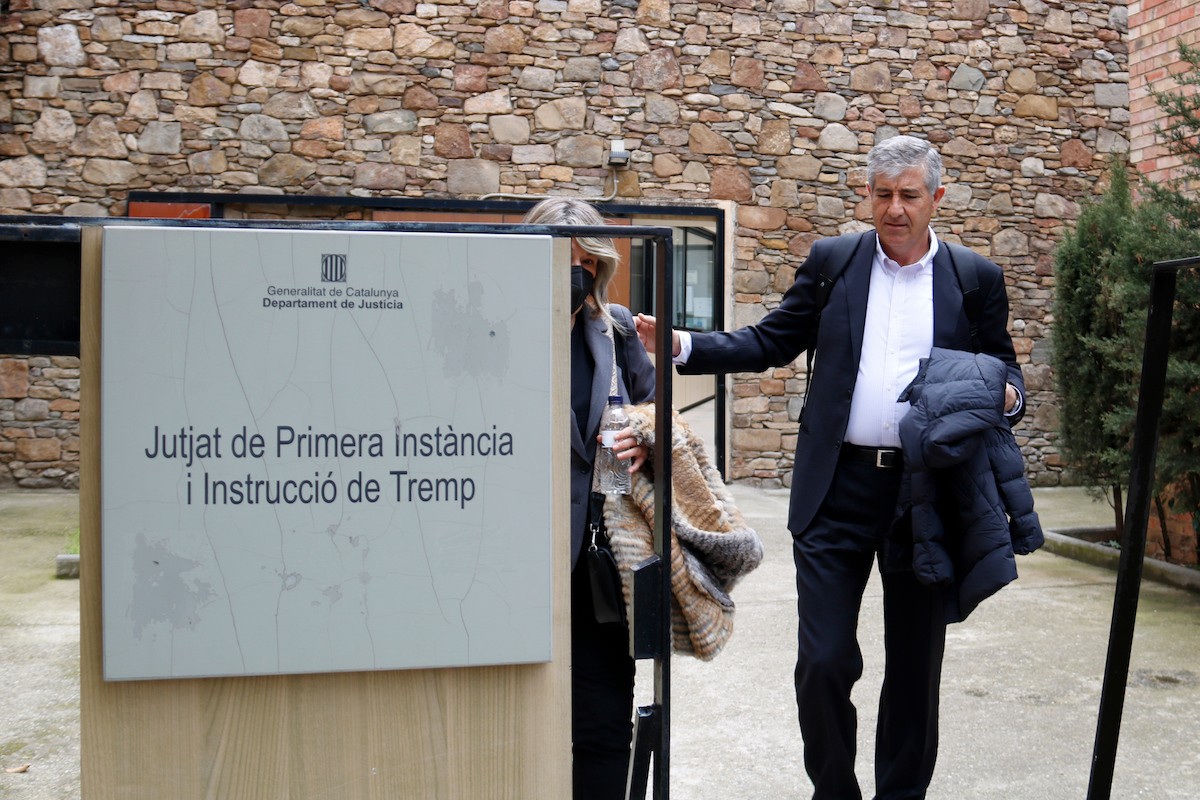 Luís Salas, advocat que representa la directora de la residencia, sortint del Jutjat de Tremp
