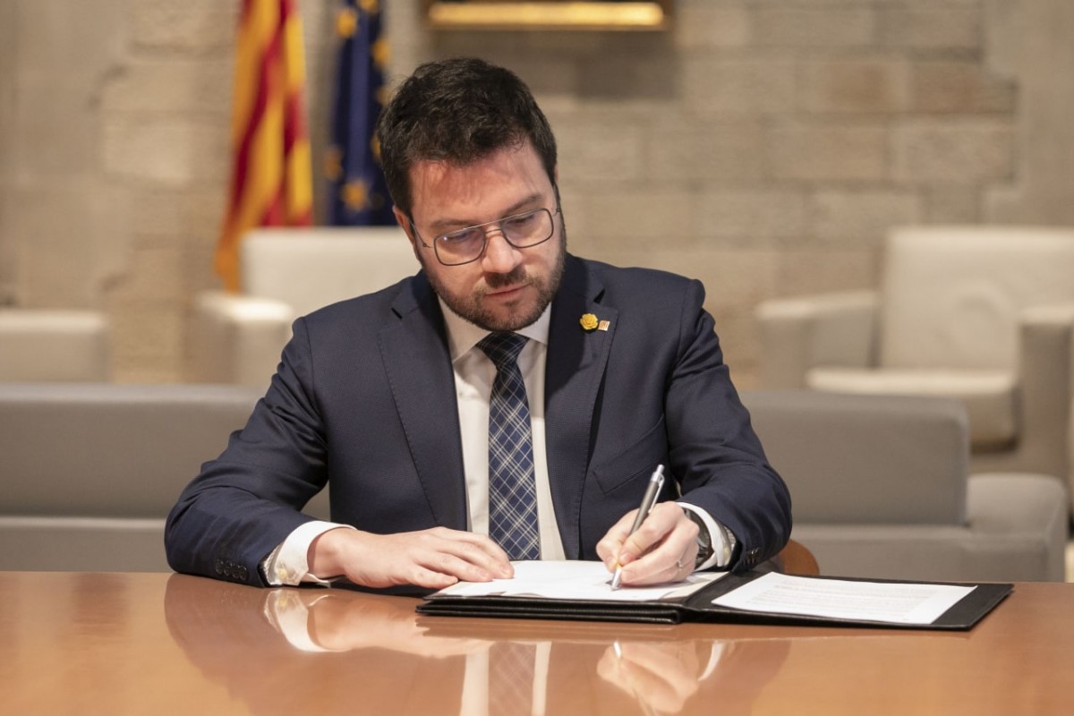 Pere Aragonès, en el moment de signar el decret d'impuls de la convocatòria de la consulta