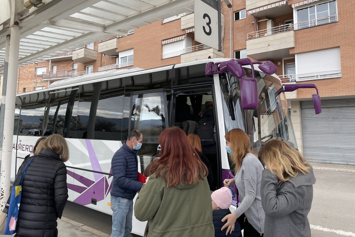 Refugiats pujant a l’autocar que els portà a Lleida