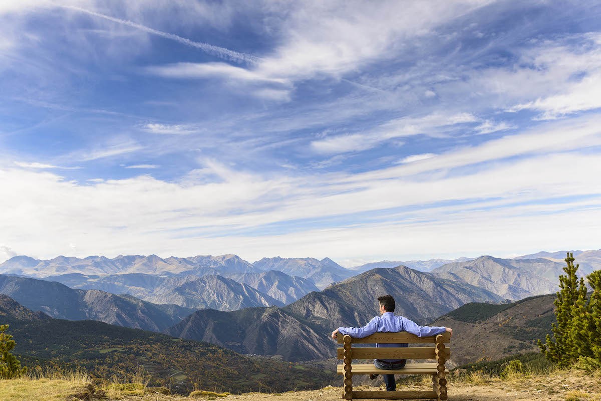 Un home observant el paisatge del Parc Natural de l'Alt Pirineu