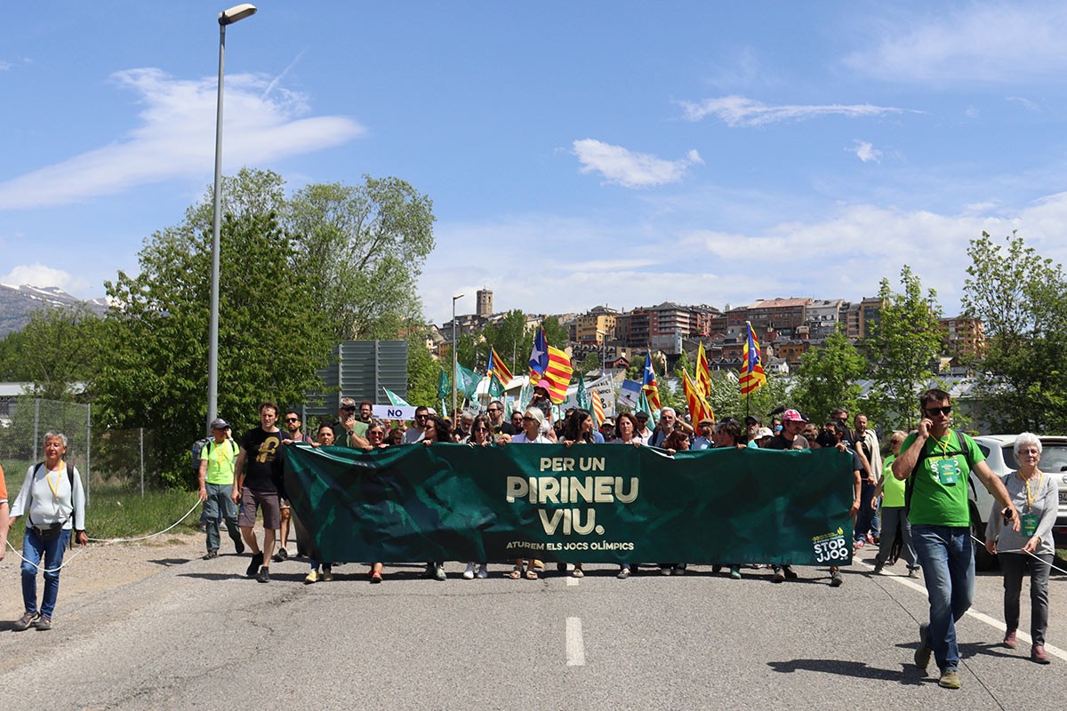 Encapçalament de la manifestació contrària als Jocs aquest diumenge a Puigcerdà