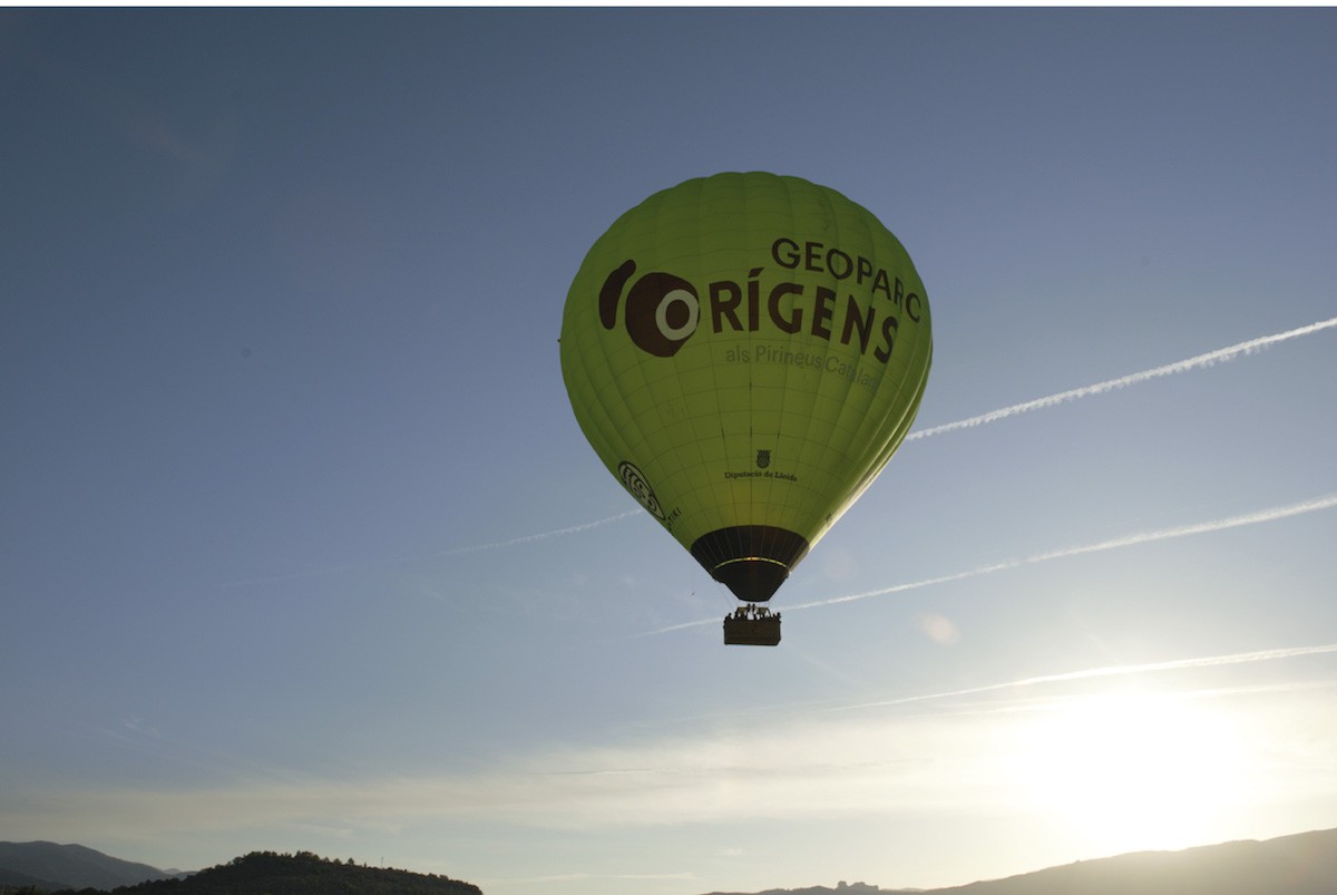 Un globus amb la marca Geoparc Orígens sobrevolant la Conca de Tremp
