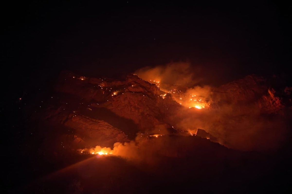 Imatge de l'incendi durant aquesta nit