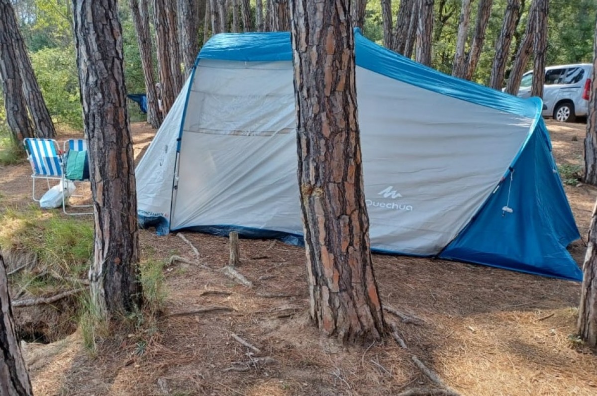 Imatge de la tenda plantada prop de l’aigua del pantà