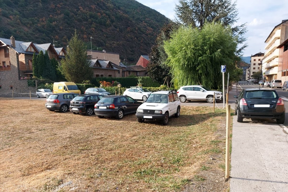Diversos vehicles estacionats al nou aparcament