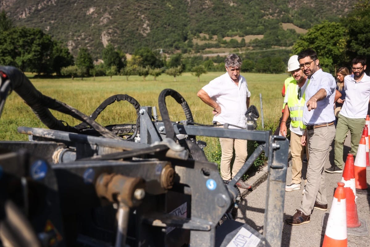 Jordi Puigneró visitant les obres de desplegament de la fibra òptica a la Vall de Cardós
