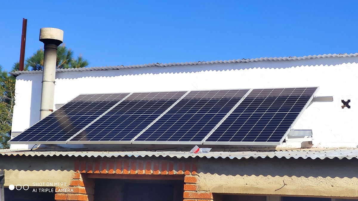 Plaques solars al sostre d'un habitatge