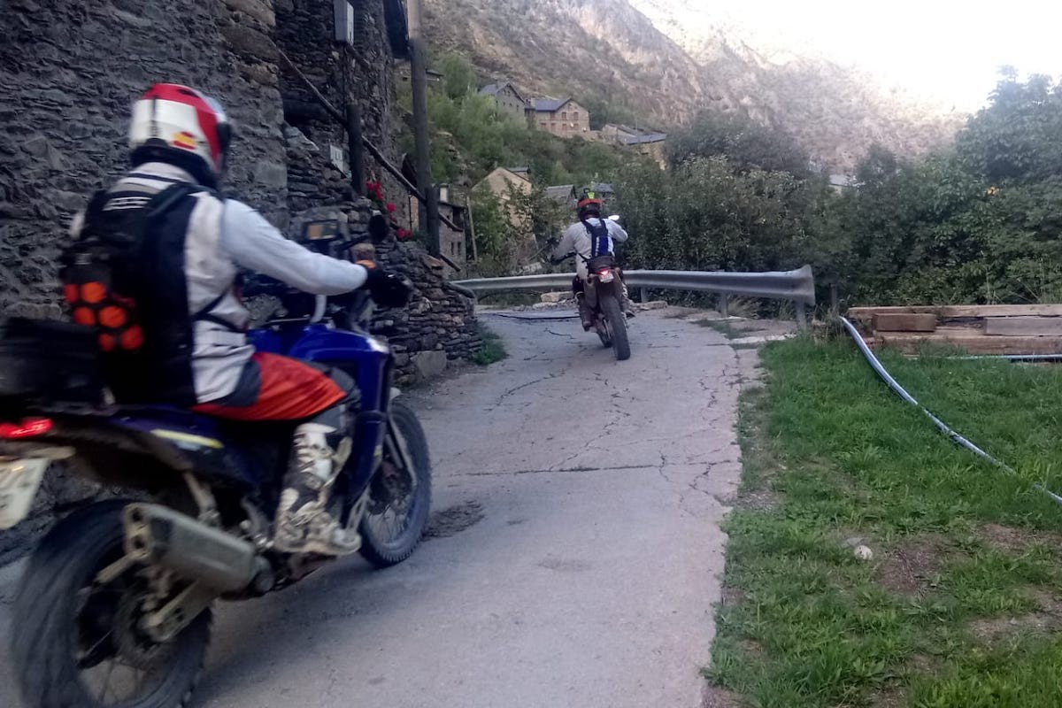 Dues motos passant pel poble