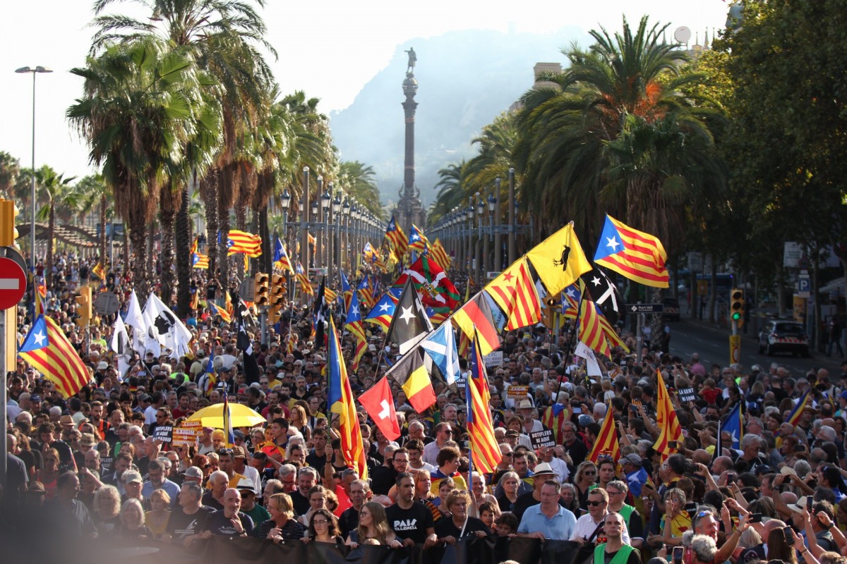Milers de ciutadans, durant la manifestació de la Diada a Barcelona.