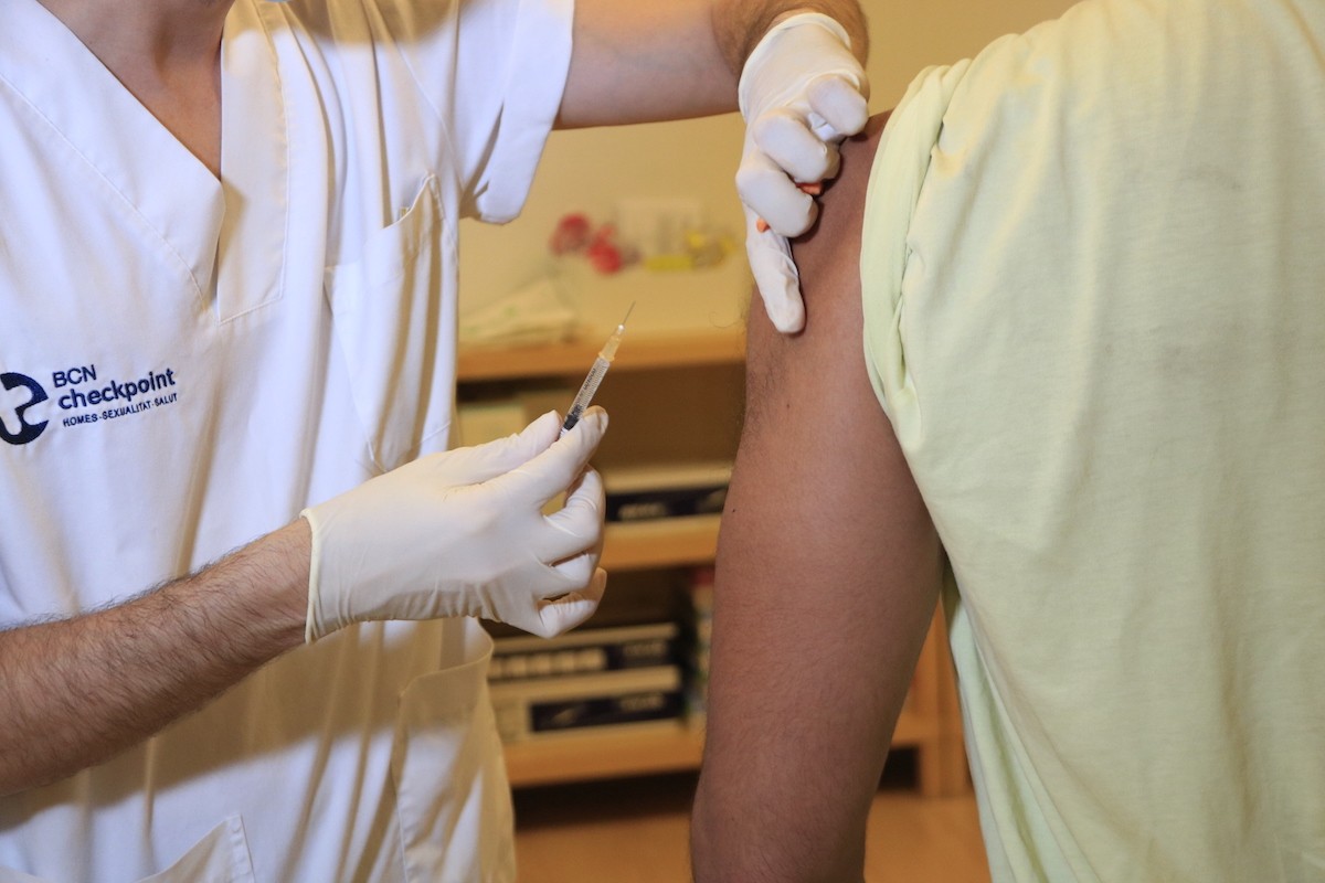 Una persona rebent la vacuna contra la verola del mico