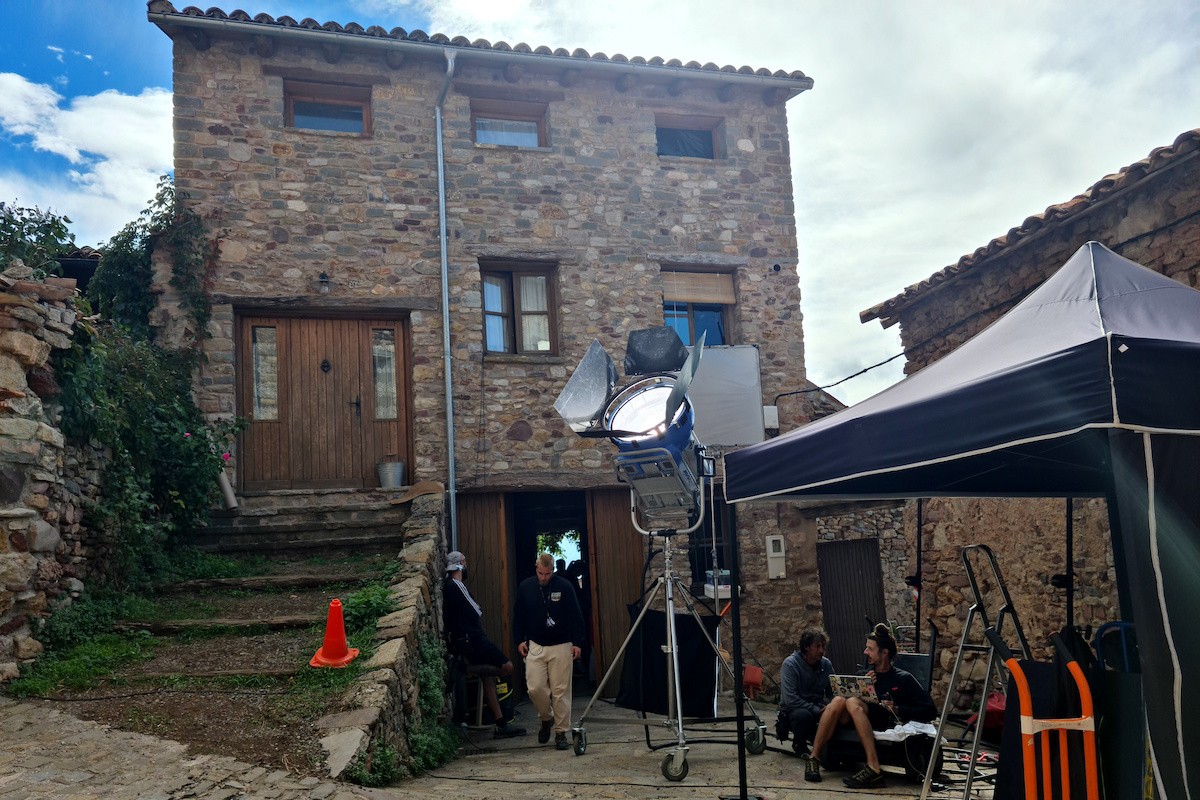 El set de rodatge instal·lat a l'exterior d'una casa del poble
