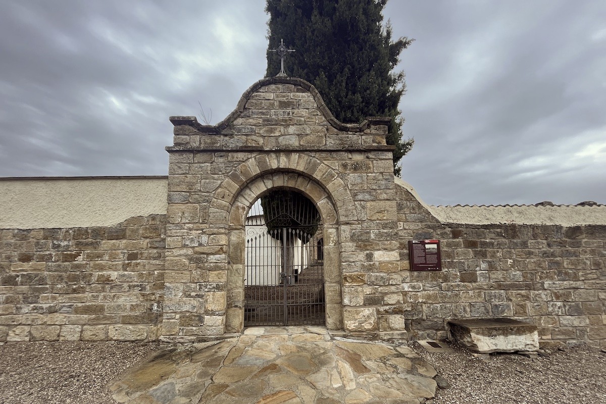 Entrada del cementiri de Salàs de Pallars en una imatge d'arxiu