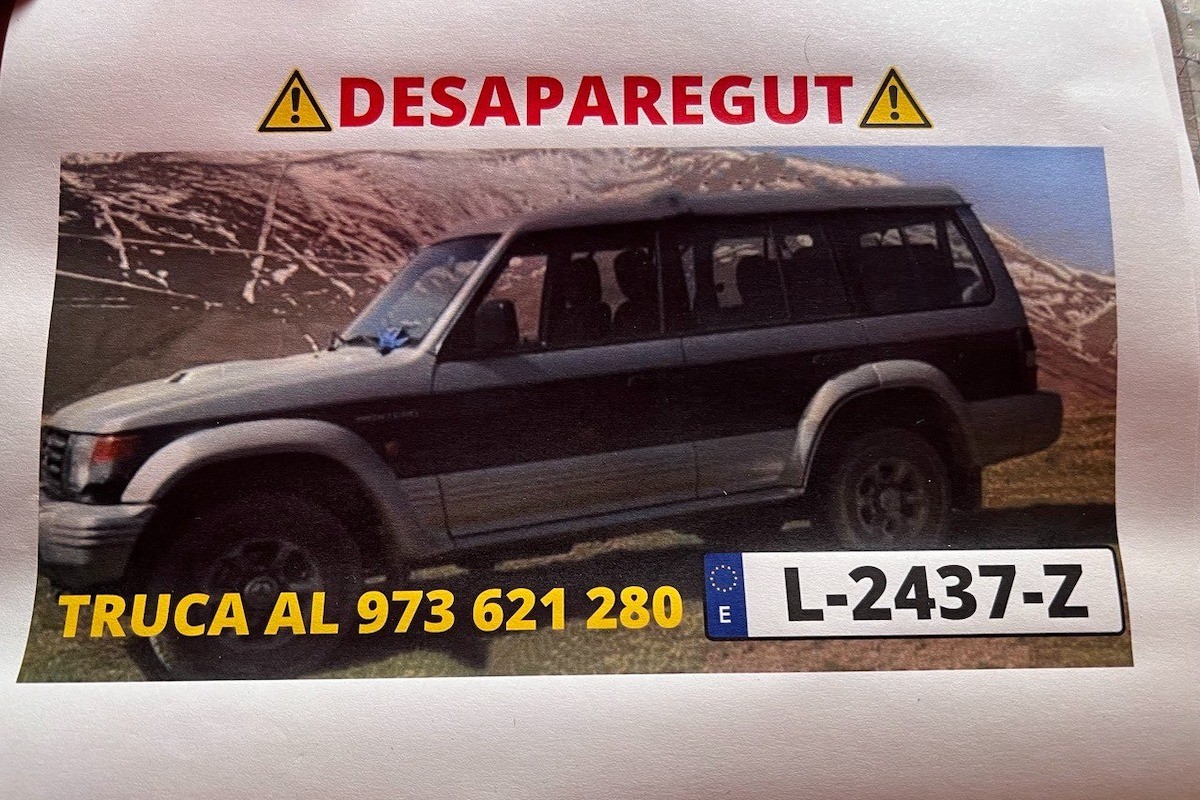 Un cartell que mostra el vehicle i la matrícula del desaparegut