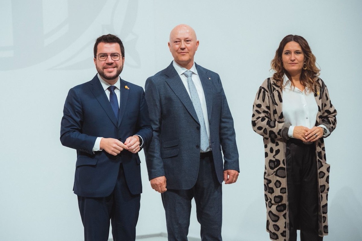 Josep Castells amb el president de la Generalitat, Pere Aragonès, i la consellera de la Presidència, Laura Vilagrà