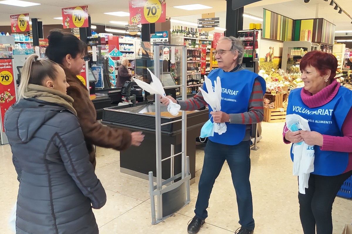 Dos voluntaris del gran recapte en un supermercat de Tremp