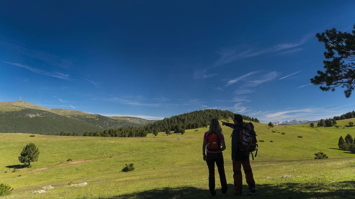 Imatge de dos senderistes al Pallars Sobirà