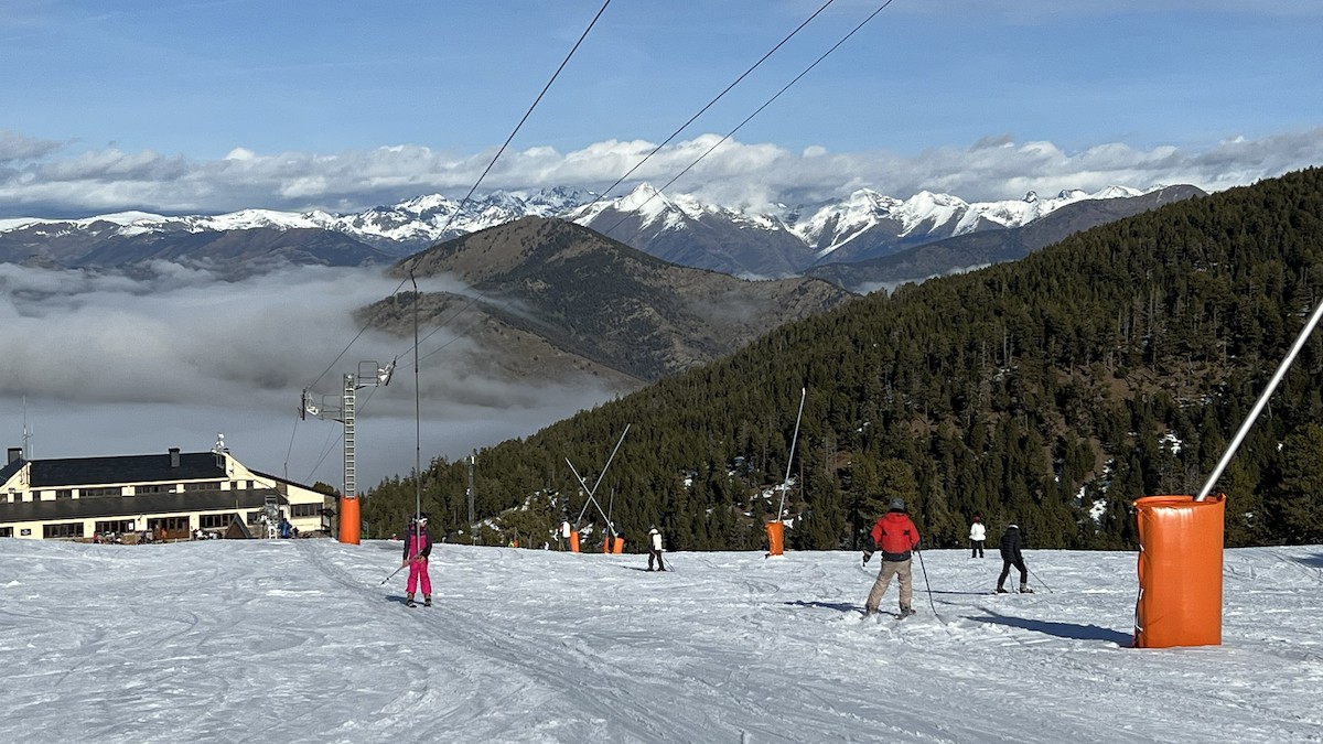 Les estacions d'esquí del Pirineu han venut uns 225.000 forfets, un 12% per sobre de les previsions
