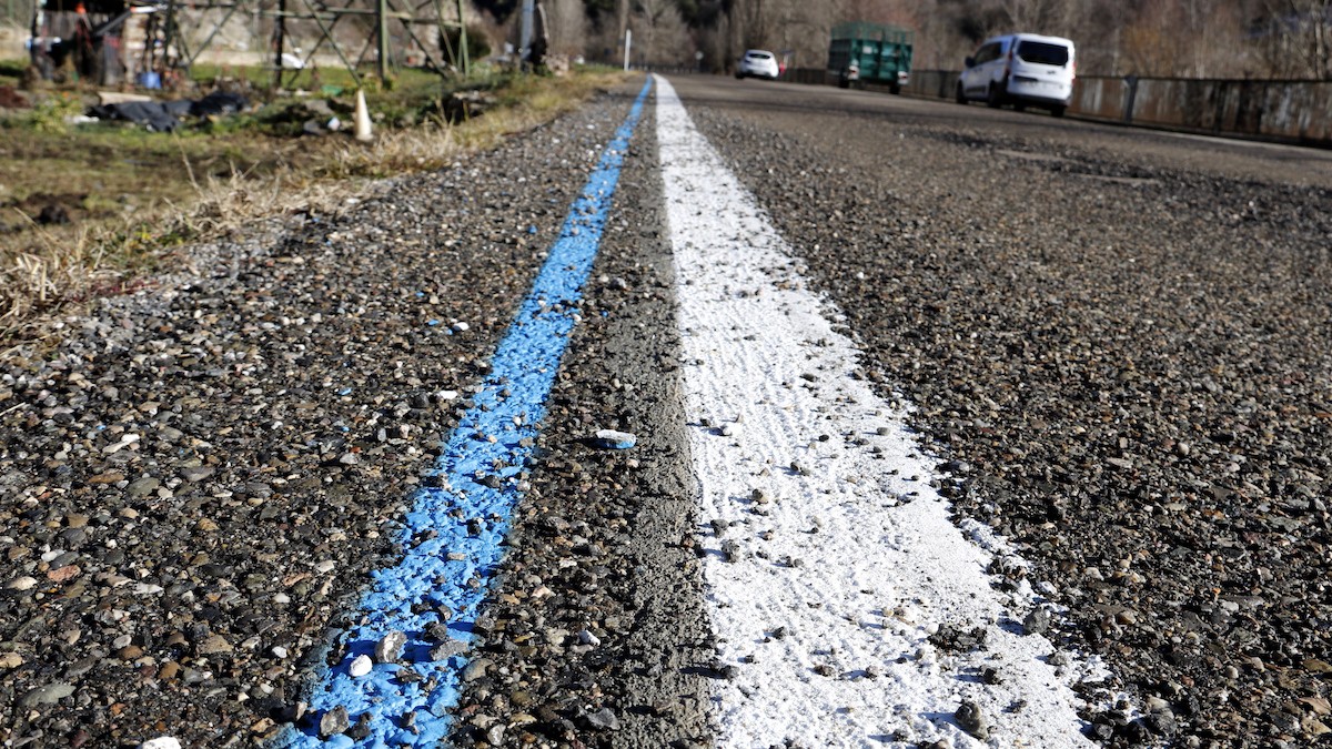 Imatge de la línia blava que marca que el pas de la fibra òptica al Pallars Sobirà