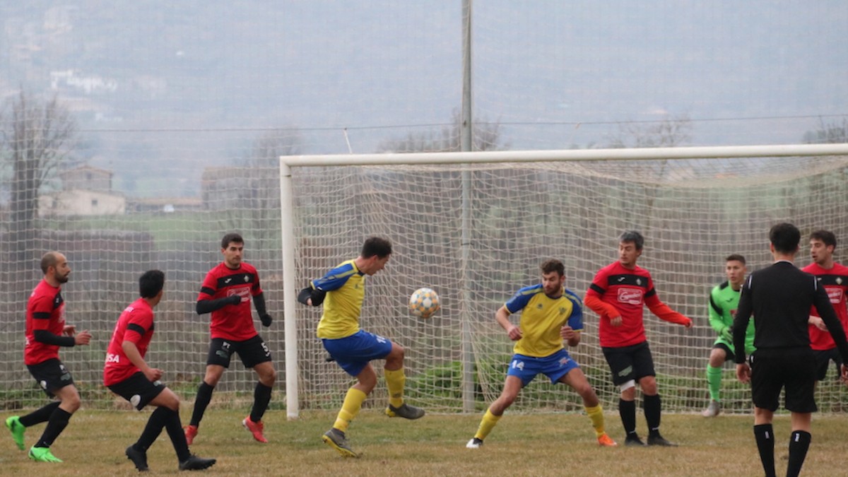 Un solitari gol de Miki Molleví a la sortida d'un corner va donar la victòria als poblatans