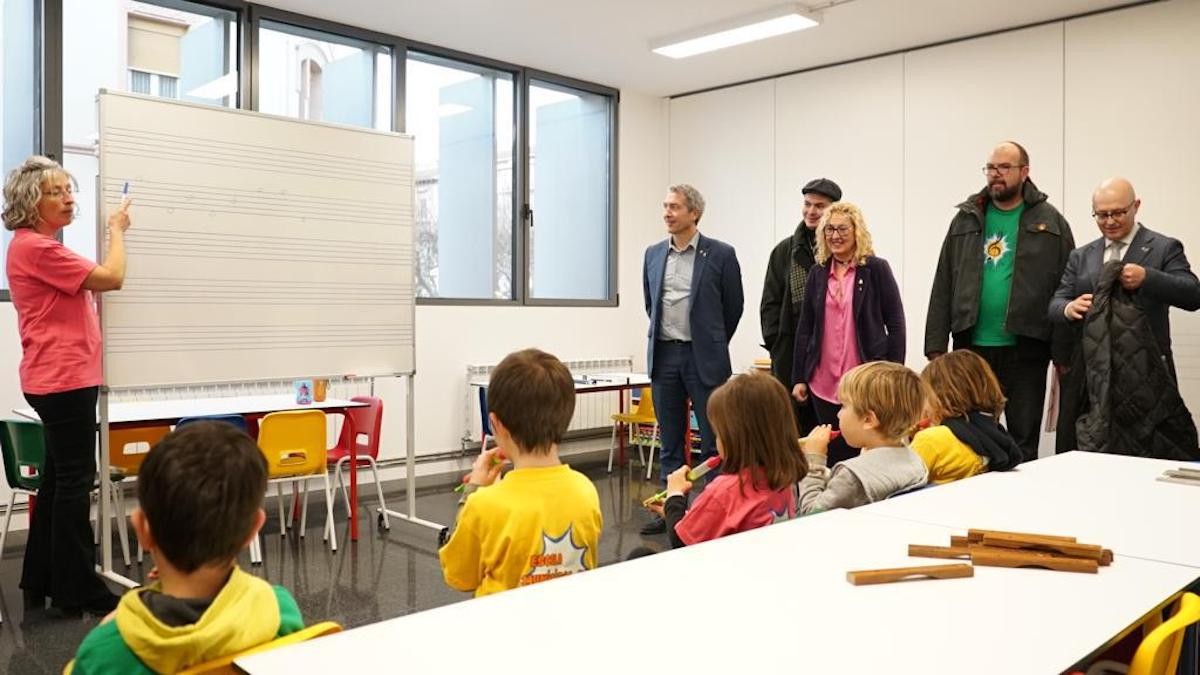 El conseller d'Educació observant una classe de música al nou edifici