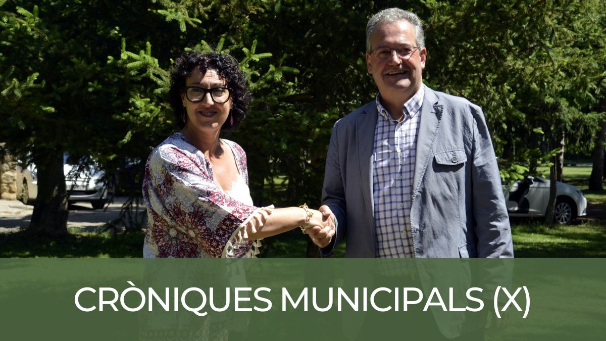 Maria Pilar Cases (ERC) i Joan Ubach (CIU) segellant l'acord que portaria el canvi a l'Ajuntament de Tremp