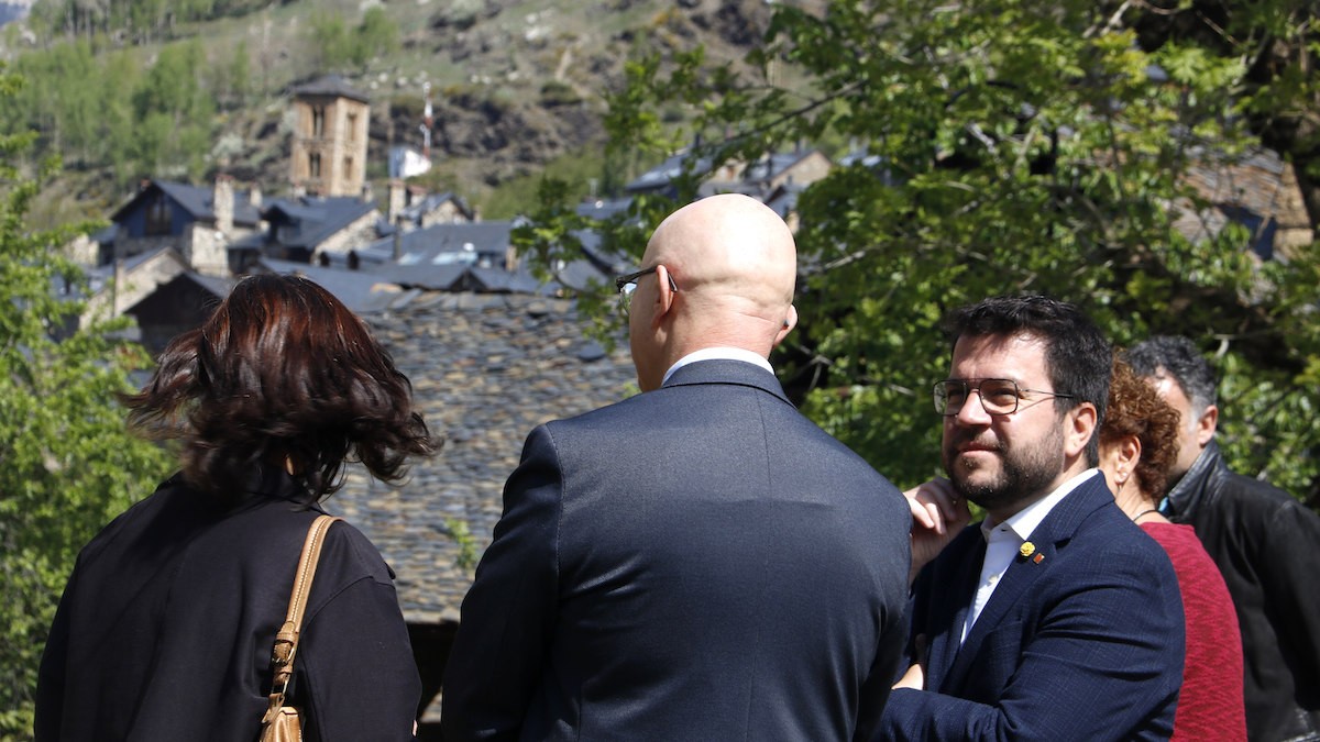 Pere Aragonès durant la seva visita a la Vall de Boí, amb el delegat del Govern al Pirineu, Josep Castells (d'esquena)