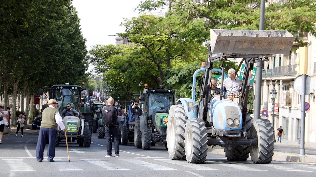 La tractorada d'Unió de Pagesos arribant a la subdelegació del govern espanyol a Lleida