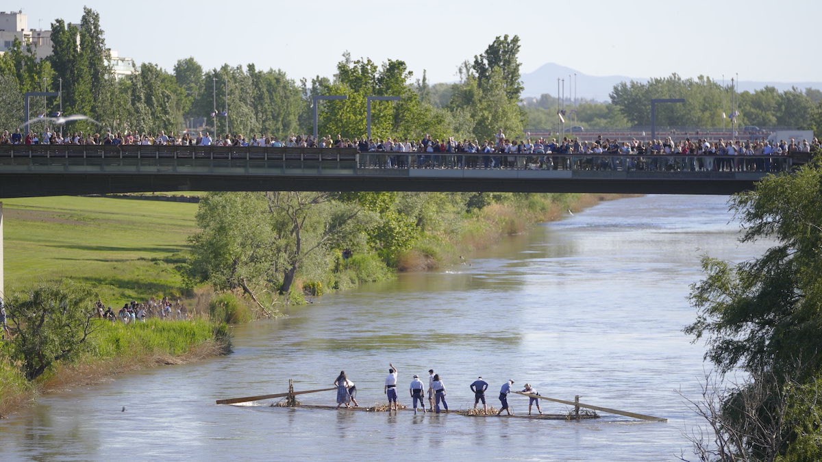 Els raiers saludant el nombrós públic congregat sobre un pont de Lleida