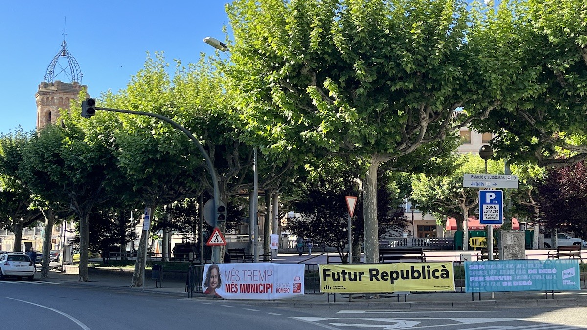 Tres cartells electorals penjats a la plaça Capdevila de Tremp
