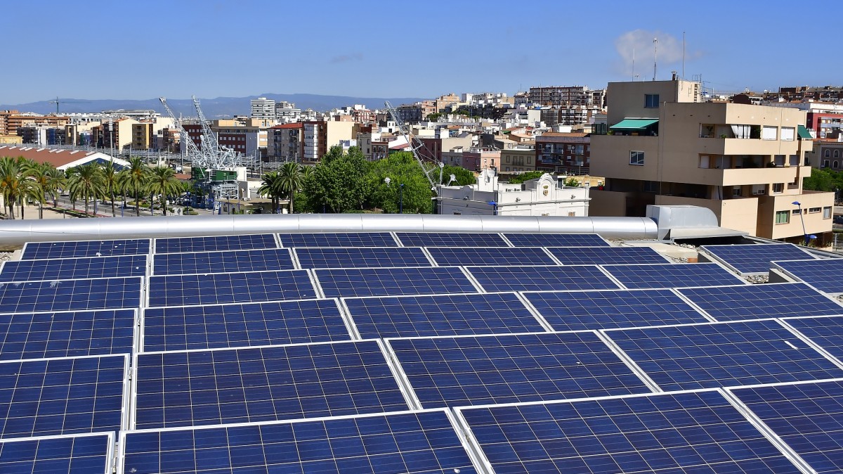 Plaques solars instal·lades en una teulada en una població catalana
