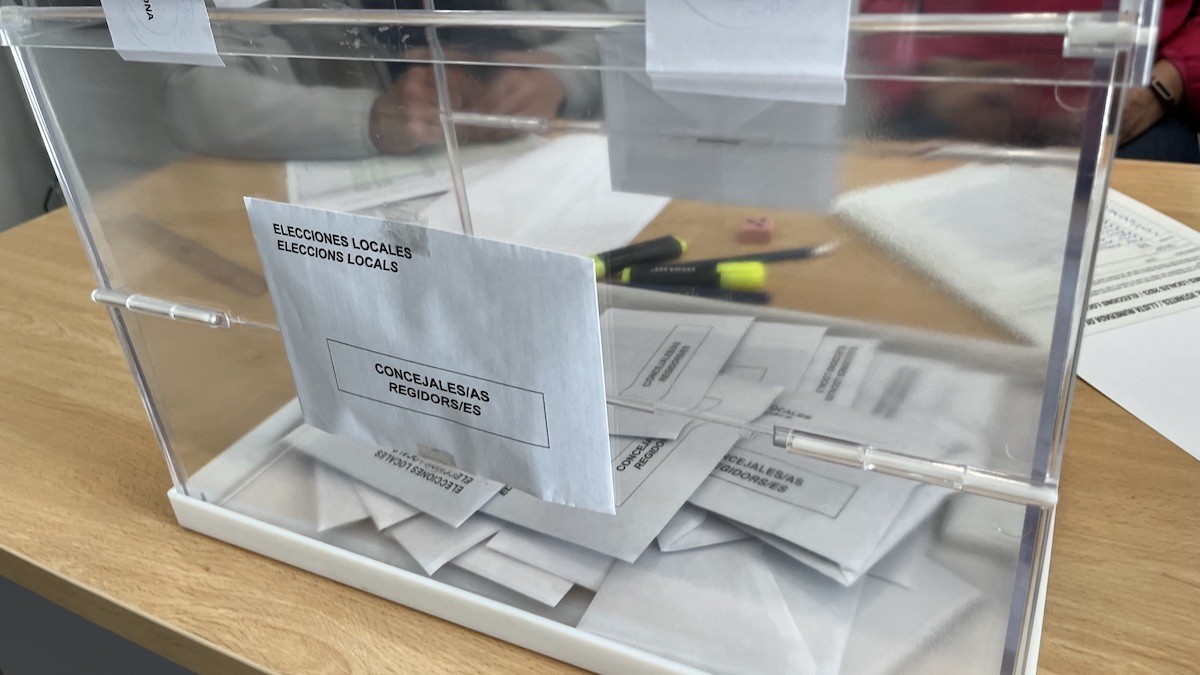 Una urna amb vots en un col·legi electoral pallarès