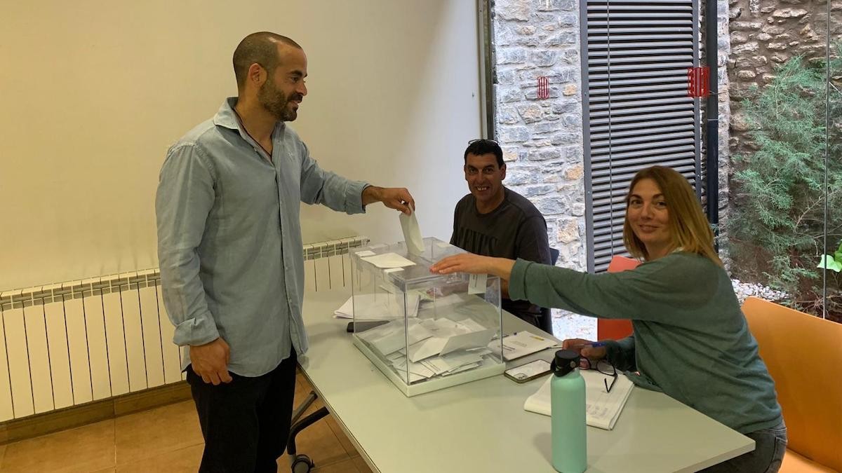L'alcalde Baldo Farré votant aquest matí a la capital del Pallars Sobirà