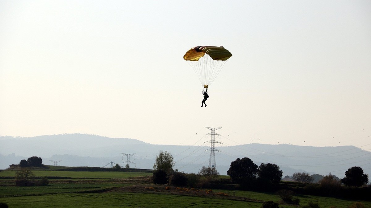 Un paracaigudista en una imatge d'arxiu