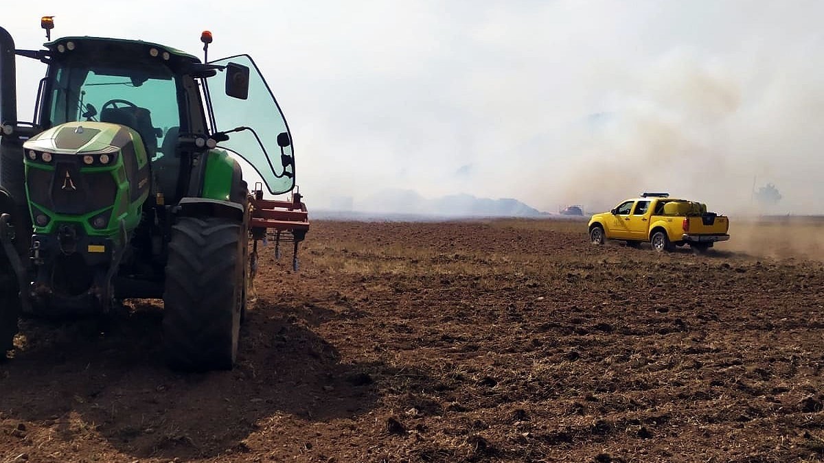 Pagesos i ADF coordinats durant un incendi