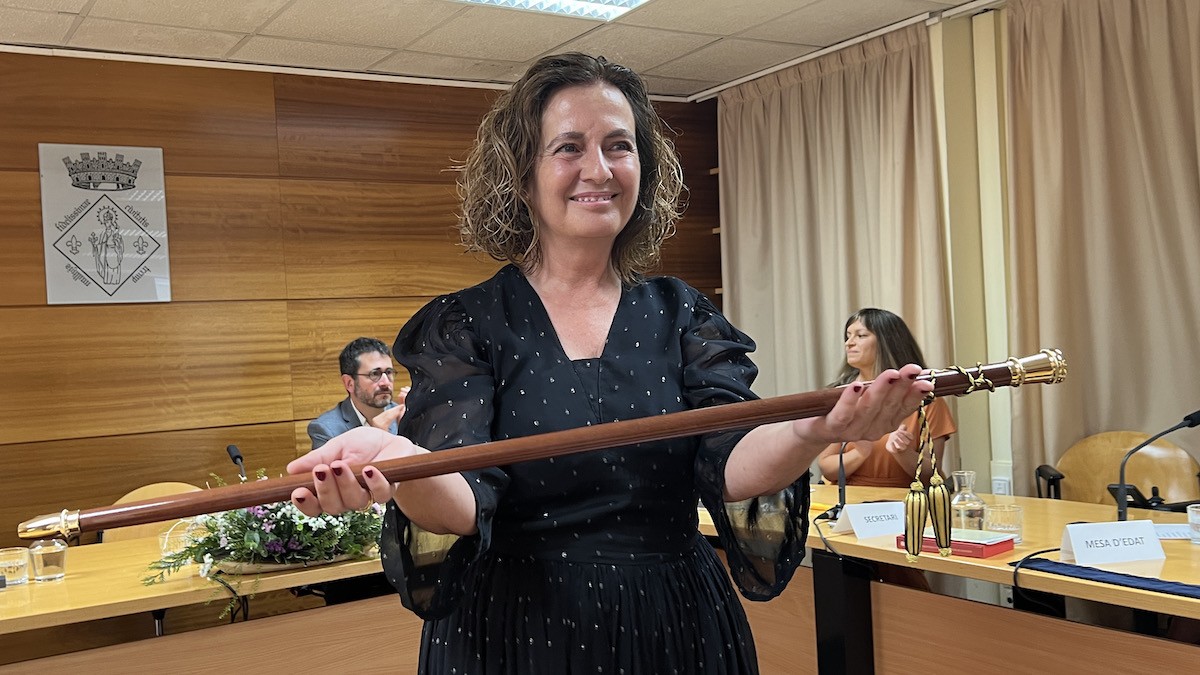Sílvia Romero, amb la vara, recent proclamada alcaldessa