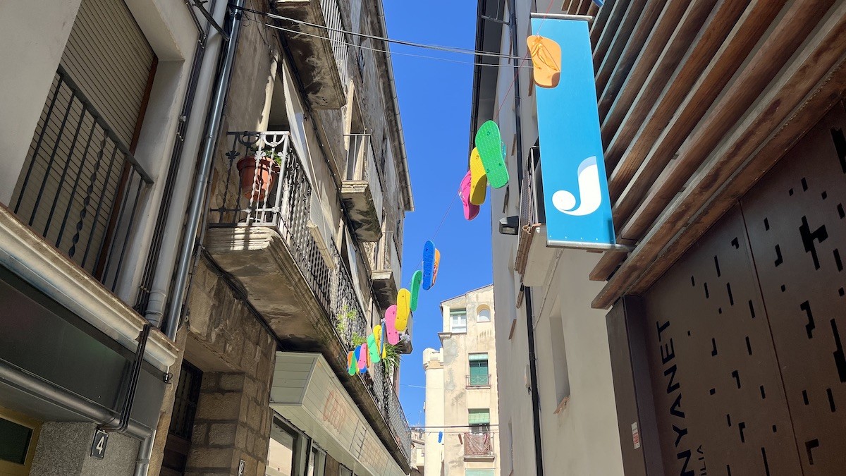 Diverses xancletes de colors penjades al carrer Peressall de Tremp