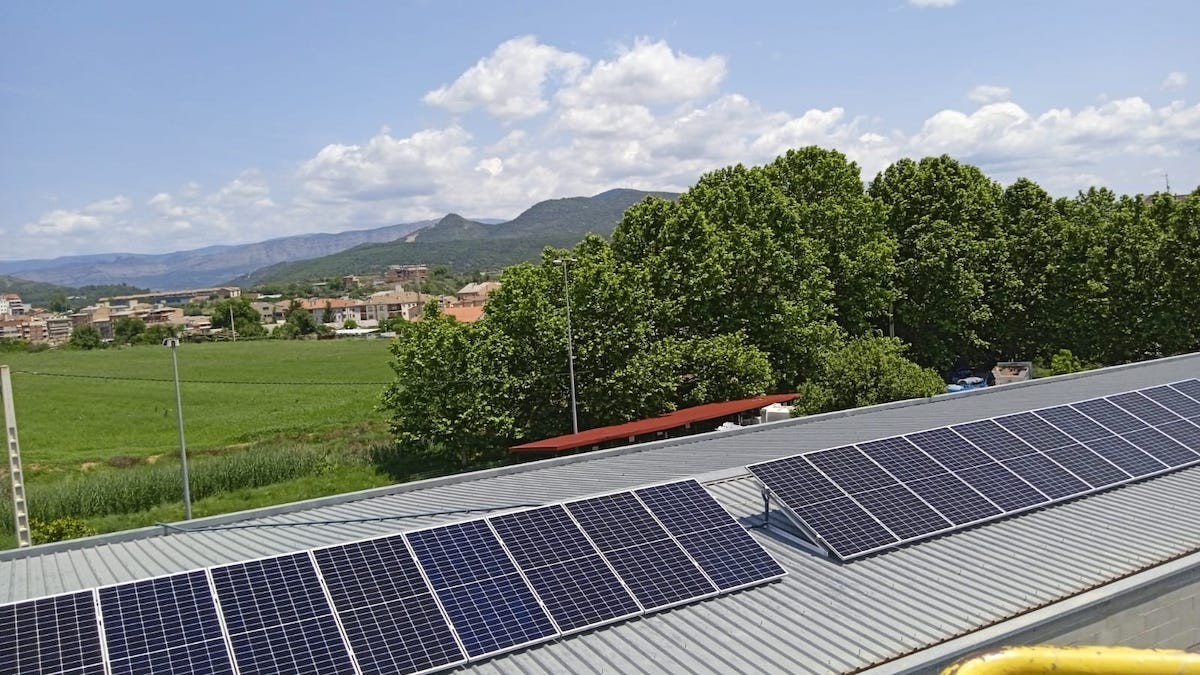 Imatge de les plaques solars instal·lades a la deixalleria