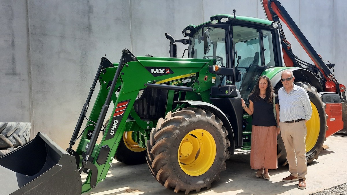 La directora de l'IDAPA, Eva Fiter, i el president del Jussà, Josep Maria Mullol, amb el nou tractor