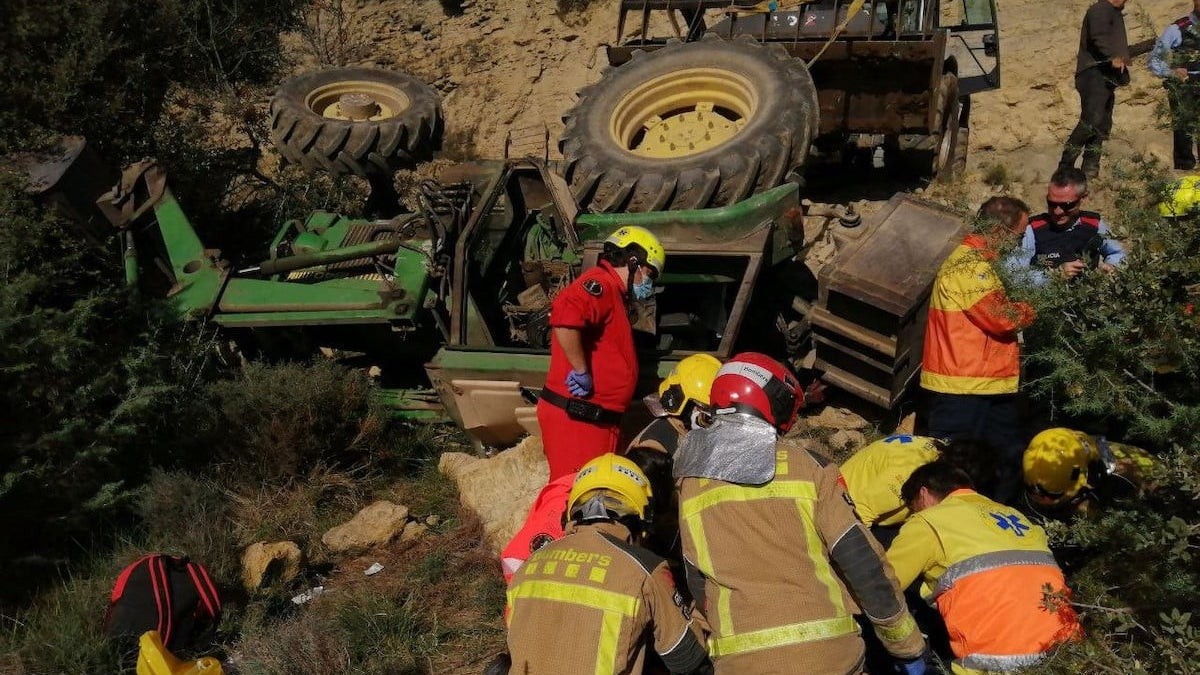 Imatge del rescat d'un treballador que havia bolcat amb el tractor a Estorm el novembre del 2022